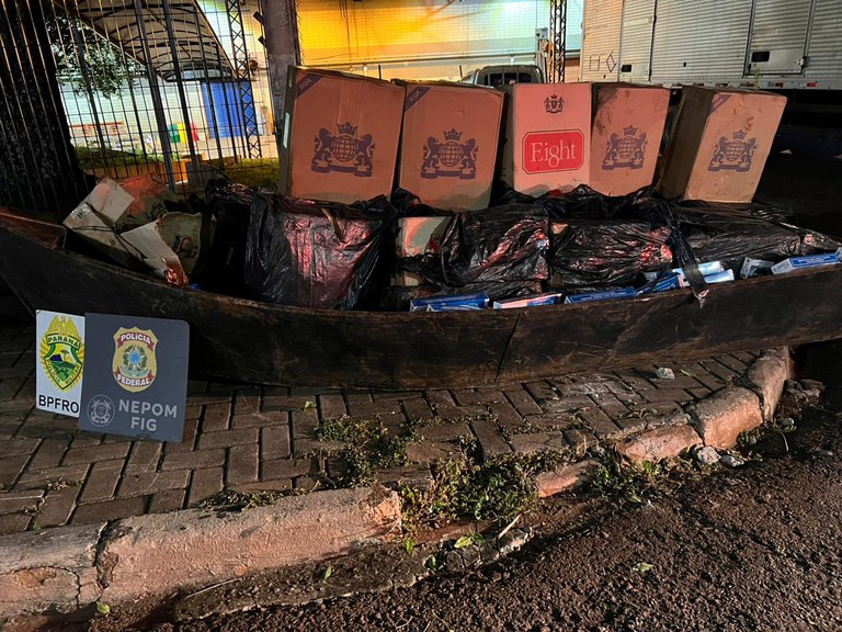 Imagem da notícia PF e BPFron apreendem embarcação com cigarros contrabandeados