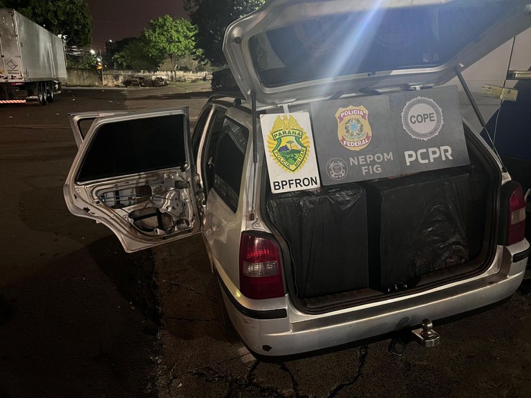 Imagem da notícia Polícia Federal, PM E PCPR apreendem carros com cigarros contrabandeados